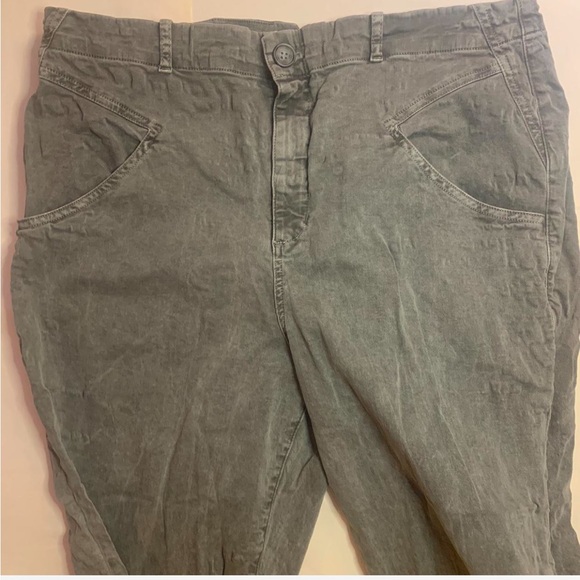 Amadi gray high rise pant with dimple texture detail. Thin fabric. Worn. - Picture 2 of 4